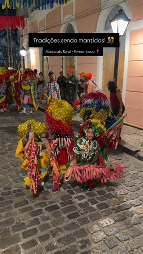 Exploraí on Instagram: "🎊 Maracatu Rural ou Maracatu de Baque Solto - manifestação folclórica com origem no estado de Pernambuco. Tem como principal símbolo o caboclo de lança, e distingue-se do Maracatu Nação por sua organização, personagens e ritmo. Seus fundadores eram trabalhadores rurais. Ao longo dos anos, essa tradição incorporou elementos das culturas africanas, indígenas e europeias. 🎥: @ricovevi #pernambuco #maracatu"