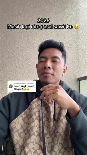 Replying to @ezzani kehadapan sahabat ku ezzani, gym dan sawit adalah dua dunia yg berbeda, angkat sawit tu pekerjaan yg dibayar, mereka angkat sawit sbb nk cari rezeki. Pergi gym tu pulak adalah lifestyle, mereka ke gym utk lebih sihat dan berbadan cantik. Orang gym tak perlu angkat sawit, xde sape bayar mereka, xde tokey kebun nk suruh diorang motong/broning.. Orang sawit pun tak perlu pegi gym kalau diorang taknak.. apa kaitan gym dan sawit dan ezzani 😵‍💫