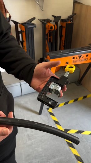 Push, turn and release ✅ Three simple steps to scoring armoured cable with the Armourslice Evo! 🔍 Product Code: T2250A #designedforprofessionals #sparkylife #armourslice #cktools | C.K tools