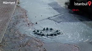 İstanbul Esenyurt'ta dereden akan rengarenk suyun ardından bu kez de rögardan mavi su fışkırdı. Su ile birlikte cadde maviye boyanırken mavi su, vatandaşları tedirgin etti. | Hurriyet.com.tr