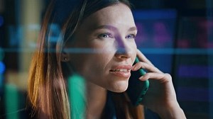 Vertriebsleiter, der Zelle in der Datenreflexion: Stockvideos & Filmmaterial (100 % lizenzfrei) 1104632467 | Shutterstock