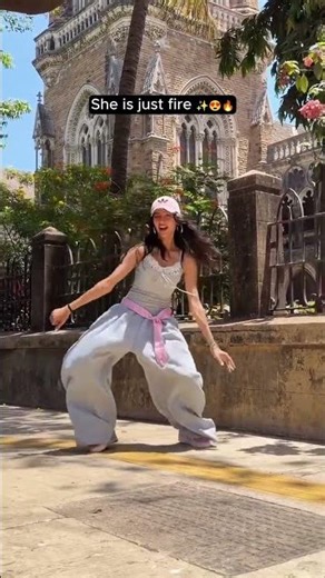 Ishare Tere Dance Cover 😍🔥 | Beautiful Girl Dance Performance | #shorts