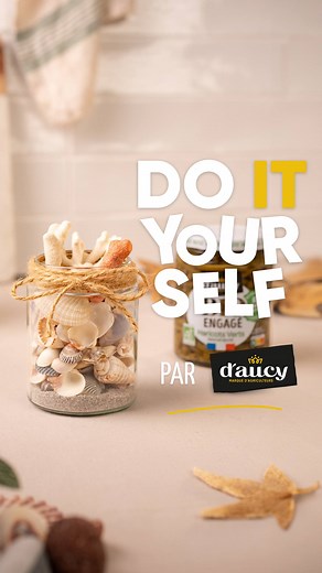 🎶 Sur la plage abandonnée, Coquillages et crustacés 🎶 Transformez vos souvenirs de plage en un magnifique terrarium ! 🐚✨ Pour réaliser ce DIY, vous aurez besoin de : - 1 bocal d’aucy vide - Du sable décoratif (au choix) - Une collection de coquillages de différentes tailles - 1 rouleau de ficelle - 1 paire de ciseaux | d'aucy