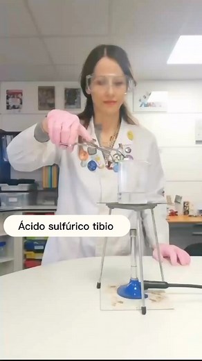 Los cristales de sulfato de cobre se pueden hacer haciendo reaccionar ácido sulfúrico con exceso de óxido de cobre. • Pasos a Realizar. • 1. Calentamos el ácido sulfúrico desde el principio. 2. Añadimos óxido de cobre en exceso 3. Calentamos suavemente usando un vaso de precipitados con agua, debajo del plato evaporador • Síganos ⚗️🧑🏻‍🔬👩‍🔬 @ingenieriaquimica @amantealaciencia • Creditos: @emilia.science 🧪✨ • No Copyright Infringement Intended • #laboratorio #quimicaorganica #quimicaanaliti