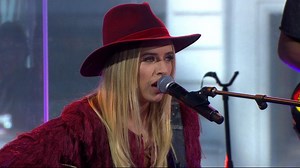 ZZ Ward rocks out to 'Help Me Mama' live on 'GMA'