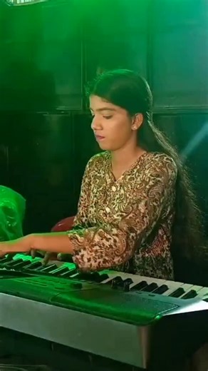 _SRUSHTIII PATIL _💗🎹 on Instagram: "TO TO TO VIMAN GO ✈️❤️‍🔥🎹"