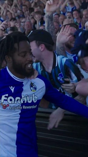 Shaq gets a fourth in front of Steve Evans in the Thatchers End! 🏟️