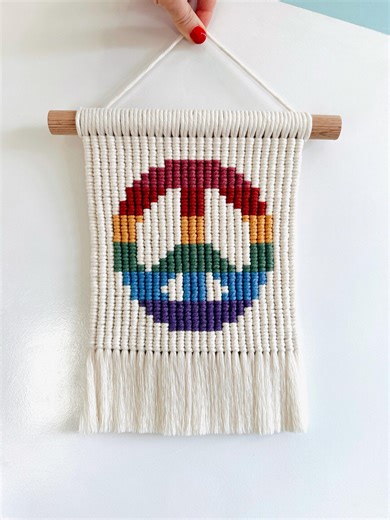 PATTERN: Peace Sign Macrame Wall Hanging Tutorial
