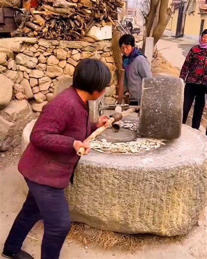 Hardworking women using traditional tools 😍 | Architecture
