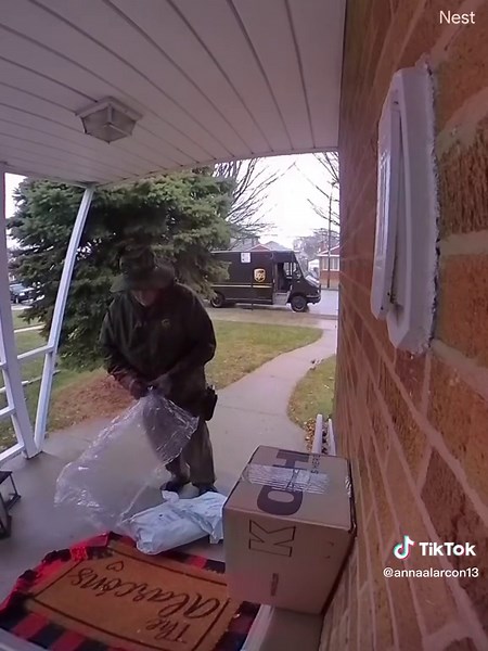 Thoughtful UPS Driver Goes Above and Beyond for Deliveries