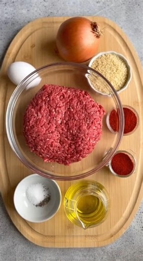 Boulettes de viande classiques Simples, moelleuses et toujours efficaces — parfaites avec une sauce tomate, une purée ou des pâtes. 📝 Ingrédients (4 personnes) 500 g de viande hachée (bœuf ou mélange) 1 œuf 1 oignon 2 c. à soupe de chapelure 1 c. à café de paprika Sel & poivre 2 c. à soupe d’huile 👩‍🍳 Préparation 1. Préparer l’appareil Éplucher et hacher finement l’oignon. Dans un saladier, mélanger : la viande hachée l’œuf l’oignon la chapelure le paprika le sel et le poivre Mélanger à la ma