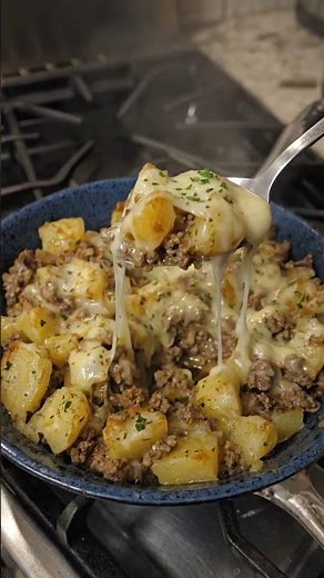 🥔🧀 Cheesy Ground Beef & Potato Skillet
