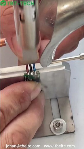 The semi-automatic soldering machine can simultaneously solder three wires onto the PCB board
