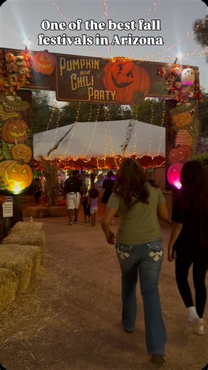 One of the best fall festivals in Arizona @schnepffarms Arizona, one of the top farms to visit this fall is Schnepf Farms! You have to check out the Pumpkin & Chili Party — there’s so much to do for the whole family, definitely add this to your fall list! 🍁 Activities include: Carnival rides & zip lines 🎠 4-acre corn maze 🌽 Pick your perfect pumpkin 🎃 Spooky train ride 🚂👻 Pig races 🐖 Stunt dog shows 🐶 Petting zoo 🐐 Delicious food: chili, BBQ, funnel cakes 🍲🍗🍰 Tickets: $26.95 per pers