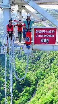 Sorry, I can no longer hold on. Zhangjiajie Glass Bridge Bungee Jump