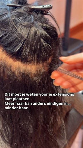 Dit is cruciaal om te begrijpen 👇 en tegelijk iets wat bijna nooit uitgelegd wordt. De draag- en trekkracht van je haar bepalen of extensions veilig zijn of schadelijk. Zo simpel is het. Elk haar heeft een limiet. Hoeveel gewicht het kan dragen. Hoeveel spanning het aankan. En hoe het reageert op beweging, styling en dagelijkse stress. Wat gebeurt er als je dat niet test? Dan plaats je extensions op gok. En die gok betaalt je haar later terug… met schade. Waarom wij dit altijd testen bij GLOWIN