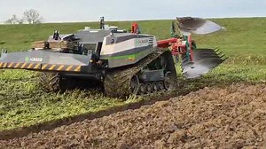 Autonoom on-land ploegen met de AgXeed AgBot T2 5 series in combinatie met onze nieuwste Kverneland 3400B ploeg bij Vermuë Akkerbouw in Werkendam! Een mooie combinatie van toekomst en traditie die samenkomen in het veld! Kverneland #AgXeed | Kverneland Benelux