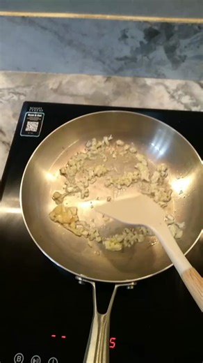 Hai buun! Hari ini aku bikin steak ayam saus creamy mushroom yang nggak kalah enak sama di restoran, tapi dengan harga yang lebih terjangkau. Pertama, siapkan bahan utamanya paha ayam fillet yang udah dimarinasi minimal 30menit ya supaya meresap, kalo aku semalaman. Aku marinasi dengan saos tiram, kecap manis, garam, lada, kaldu jamur. Cara membuatnya : panaskan margarin, tumis 4 siung bawang putih dan 1 butir bawang bombay sampai harum, lalu masukkan jamur kancing yg sudah diiris secukupnya, ma
