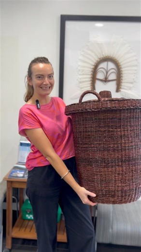 Tim blong Hae Komisen blong Ostrelia i soem lokol prodak we oli karem long Vanuatu Made Trade Show! 🇻🇺 From handcrafted accessories to delicious treats, we’re proud to support Ni-Vanuatu businesses and celebrate the creativity and talent across the islands. Vanuatu Made | Department of Industry Vanuatu | Vanuatu Chamber of Commerce and Industry | Australian High Commission, Vanuatu