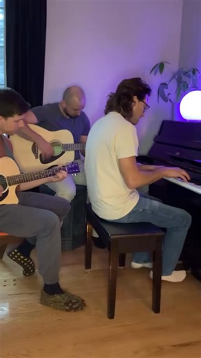 Une chanson de Les Trois Accords et Coeur de Pirate que j’ai dans la tête depuis quelques semaines. #toujourslesvacances #chansonfrancaise #musique | La Grosse Équipe