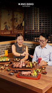 🔥 NGHỆ THUẬT NƯỚNG CHẬM - TINH HOA TỪ GỖ SỒI Nướng chậm không chỉ là cách chế biến, mà là nghệ thuật biến từng thớ thịt thành tuyệt tác. Tại King BBQ, từng phần thịt được tuyển chọn, tẩm ướp kỹ lưỡng rồi nướng chín chậm bằng gỗ sồi suốt 8 - 10 giờ. 🌳 Hương khói gỗ sồi lan tỏa tự nhiên, thấm đều vào từng lớp thịt, tạo nên vị cân bằng hài hòa, đậm nhưng không gắt, nồng nàn nhưng vẫn thanh thoát. Những phần thịt đỏ như steak hay sườn bò trở nên mềm mọng, giữ trọn dưỡng chất và hạn chế dầu mỡ thừa