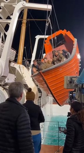 Lifeboat Davit Lowering Malfunction BTS #Titanic #BTS #BehindTheScenes #MovieSet #Filmmaking #LeonardoDiCaprio #TitanicMovie #HollywoodBTS #VFX #FilmCrew #ReelMagic #TrendingNow #KateWinslet #CinemaLovers #OnSet | Cinematic Behind Doors