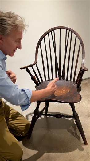 Leigh Keno on Instagram: "Sharing a few tips while checking out a late 18th century New York Continuous Arm Windsor Chair with its original black paint. #sothebys #tips #furnituretips #preview #tutorial #black #windsorchair #windsor #painted #oldchair #assess #lathe #howdoyouknow #howtoknow #know #antiquesroadshow #appraise #appraiser #windsorchairmaker #woodenseat #antiqueseating #newyorkmade #regionalism #tipsofthetrade #clues #originalpaint #preservation #americanfurniture #painted #windsors 