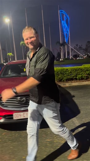 Have you been to the Australian Outback Spectacular? What did you think?? It’s on the Gold Coast in QLD. Here’s our honest thoughts.. We LOVED: - The atmosphere - Story of Australians - The decorated venue - The Australian themed drinks - Meet & greet with the animals - Complimentary hat We didn’t love: - $80 for photos - Small meal size - Corny/cliche script - Rubbing elbows with people sitting next to you | Trippin large