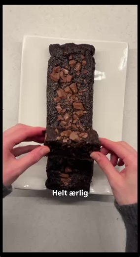 Oppskrift – Fudgy bananbrownie Ingredienser: • 340 g modne bananer, most (3-4 stk) • 100 g gresk yoghurt • 50 g honning • 120 g havremel • 40 g kakaopulver • 70g mørk sjokolade, grovhakket (spar litt til toppen) • 8 g vaniljeekstrakt • 1,5 ts natron • 1 ts salt • 1 ts kanel (valgfritt) • melk (kun ved behov) Slik gjør du: Mos bananene og rør inn yoghurt, vanilje og honning. Vend inn det tørre, tilsett sjokolade og juster med melk om nødvendig. Stek på 170 °C i 30-35 min. Avkjøl godt før du skjær