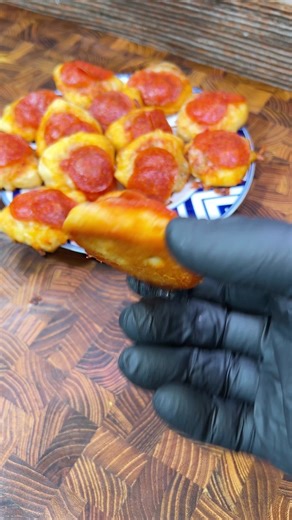 Pizza Biscuit Bites 🍕 ❤️ Full Recipe in comments ⬇️ #easyrecipes #pizza #snacks #appetizer #partyfood #snackfood #fingerfood #pizzaparty #holidayfood #cheese #pepperoni | Cookingintheyard