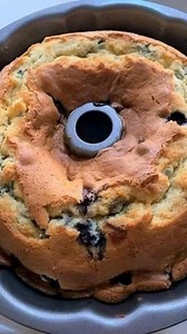 This sour cream blueberry coffee cake is seriously tasty and perfect for a Sunday treat! I can’t even remember where this recipe came from—it’s been a family favorite for nearly thirty years. Recipe in 💬 👇 | Easy Recipes