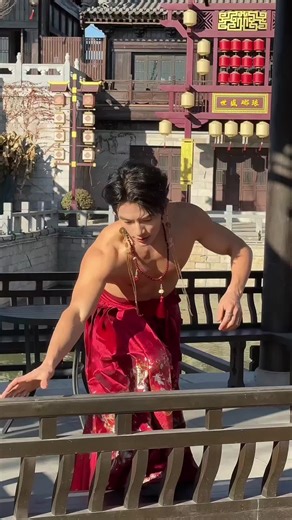 Muscular Boyfriend Showcase: Adorable Flexing Clips