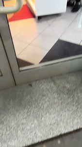 Kollege haut ab, Kunde will iPhone 17 Vertrag… und Ahmet verliert die Mütze. Wortwörtlich. 😅 #handyvertrag #vodafone #o2 #handyreparatur #handyzubehör #iphone #düsseldorf #jetphone | JetPhone