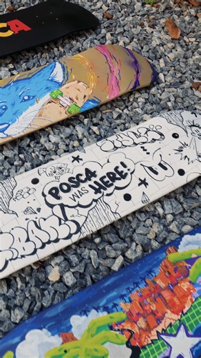 @45000ft convirtió 4 tablas de skate en un capítulo de un mismo relato POSCA 1️⃣​ La tabla POSCA, raíz y origen, donde la marca se reconoce en su propio reflejo. ​2️⃣La tabla en blanco y negro con nuestras 10 puntas, juego de formas y caminos, como si cada trazo abriera una posibilidad distinta. 3️⃣​La tabla con nuestros 66 colores, estallido de vida, un universo cromático que vibra en cada centímetro. ​​4️⃣​Y la tabla con más libertad creativa (la del lobezno) el salto sin red, donde el arte se
