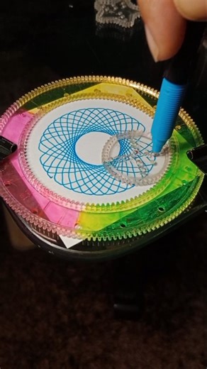 Mesmerising spirograph patterns #spirograph