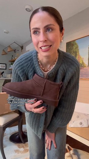 Ultra Mini Uggs Review — absolutely love the *burnt cedar* color and they’re so cozy and warm, but they’re very challenging to put on! I took my normal size and once i get my foot in, theyre too snug. Wishing I had sized up. Others told me that they were hard to put on, but I thought I’d still give them a try! Kind of shocked how tough it is? If you have a pair, what do you think? Sad to send these back! Going to order the Boston Birks and maybeeee try a size up in these #uggs #uggsreview #uggsu