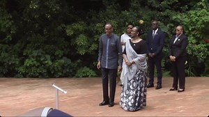 AMASHUSHO: Nyuma yo gushyira indabo ku mva ziruhukiyemo imibiri y’Abatutsi barenga ibihumbi 250 biciwe hirya no hino mu Mujyi wa Kigali, Perezida Kagame na Madamu Jeannette Kagame bacanye urumuri rw’icyizere ruzamara iminsi 100. | IGIHE