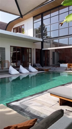 Manifest your dreamy villa in Bali to spend time with your friends! Villa Mango is a perfect place for large groups and is located in the prime location of Berawa. It’s entirely open onto the luxuriant, tropical garden of the property, where the large private swimming pool (14 x 5m) is located. 📍Located in Berawa - 💫If you want the best deals comment “tropical experience” - #thetropicaldoor #pool #bestairbnb #bali #beautifuldestinations #vacation #luxuryvilla