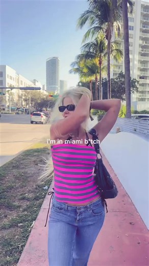 laura l leosk ♡ on Instagram: "LIVING MY TUMBLR FANTASY #2016 🐬🌺"