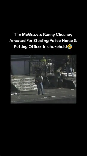 On June 3, 2000, Kenny Chesney & Tim McGraw got themselves into a bit of trouble. #kenneychesney #timmcgraw #arrested #horse #police #countrymusic
