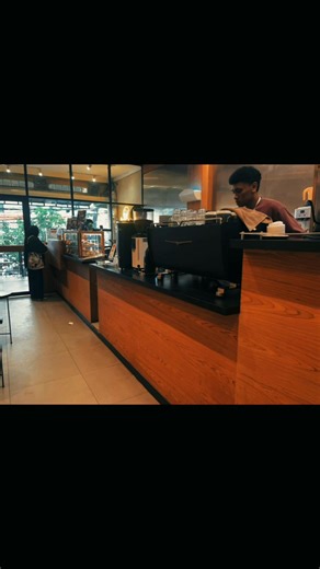 Throwback momen ketika tahun lalu mampir ke Makmur Jaya Coffee Roasters di Bandung. Yak betul! Cafe yang terkenal dengan es kopi susunya. Ada yang bilang lebih enak dari T*ku. Tapi, gw disini gak mau fokus sama es kopi susunya. Cafe ini lebih besar dari sekedar es kopi susu kalcernya. Serius, waktu itu gw beli magic dan secangkir manual brewnya. beans mereka cukup banyak dan nggak kaleng kaleng kualitasnya. Kapan kapan kalau ke bandung wajib mampir lagi kesini