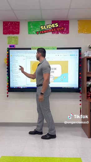 Hablaré sobre cómo utilizar presentaciones de Google Slides en @classroomscreen Explicaré los pasos a seguir y créeme que es mucho más fácil de lo que piensas. Esta idea te permite tener todo preparado para disfrutar de la lección. ¿Qué te pareció esta idea? ¡Sígueme para que obtengas más ideas de cómo facilitar tu trabajo como docente! #GoogleSlides #ClassroomScreen #PresentacionesEnClase #TecnologíaEducativa #spanish #spanishclass #spanishteacher #bilingual #bilingualism #bilingualeducation #b