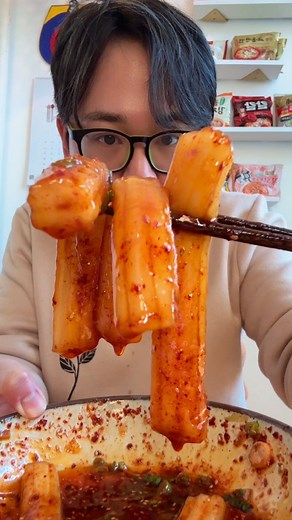 James Park | 제임쓰🇰🇷 on Instagram: "5-MINUTE BOUNCY NOODLES 🔥 Comment “spicy sauce” and I’ll DM you the recipe + a link to get everything you need, including these gloriously chewy bunmoja potato noodles 🥢 I’m OBSESSED with the texture—imagine if plump rice cakes and chewy rice noodles had a baby 🤭 The sauce is a quick, spicy, sizzling masterpiece that ties it all together 🔥 Honestly, this sauce deserves its own spotlight! Put it on dumplings, rice, any noodles 👏🏽 You gotta try this AS