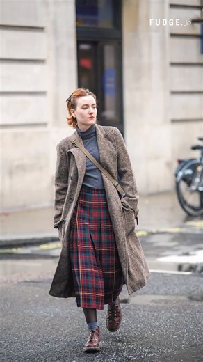 FUDGE SNAP on Instagram: "冬のアウター選びどうする？ 防寒アイテムもおしゃれに着こなしたい！ 海外ガールのスナップからチェック📸 ‣ snap 01｜これぞ正統派のロンドンガールコーデ！赤いチェックのキルトスカートが素敵 Amieさん sales assistant 老舗百貨店〈リバティ・ロンドン〉にあるヴィンテージショップで働くエイミー。ロンドンガールを象徴するかのように、赤のタータンチェックを効かせたキルトスカートの着こなしを楽しんでいる。 ‣ snap 02｜オールヴィンテージアイテム！おしゃれなロンドンガールのレトロコーデ Nadaさん event & partnership manager ワーク系のアイテムでまとめているのに上品に見える理由は、ブラックレザーで小物をまとめた事と、ジャケットの赤いパイピングを効かせているからと見た！すべてヴィンテージで統一しているのはきっと、いいものを長く使う精神が息づいているから。 ‣ snap 03｜ユニクロの人気は世界共通！ロンドンガールのシンプルだけど味のある三者三様コーデ Kseniiaさん, Ielyさ