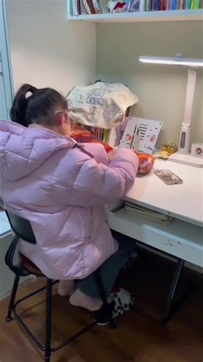 You can download the same style dynamic wallpaper for free, the template in the lower left corner is ready go and try it! #livewallpaper #wallpaper #capcut #capcutforus #capcutpioneer iphonewallpaper livewallpaper