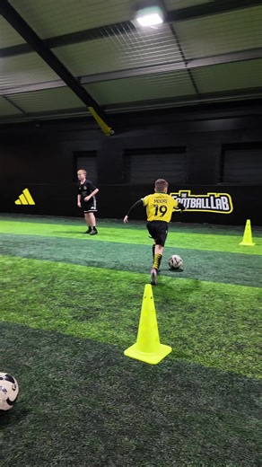 3 out of 3 ✅ Putting in serious work on left-foot passing ⚽️ Quick turns ✅ Skill ✅ First touch ✅ Weaker foot passing ✅ Love drills like this — gives players the freedom to express themselves with different turns & skills 💫 #FootballTraining #LeftFootMagic #PlayerDevelopment #BallMastery #FootballSkills