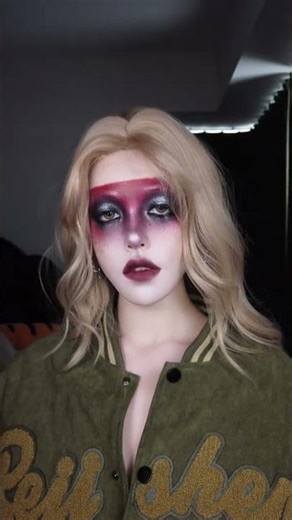 Unveiling the Cult Aesthetics: Maxine's Retro Makeup Transformation