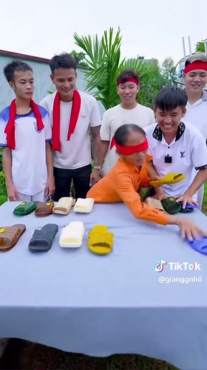 Trò chơi bịt mắt tìm đúng đôi dép: cách chơi & mẹo an toàn