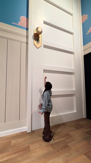 周りに沢山人がいる中おもちゃっぽくジャンプしてみたけど合ってるのか不安になって、合ってる合ってる！とお母さんに励まされてる動画