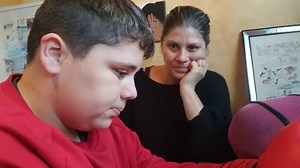 Apprendre la conjugaison lorsqu'on est Dys orthographique et multi Dys est VAIN. Des outils de compensation, notamment la dictée vocale (vidéos publiées sur cette page où on découvre Alex, en 5ème utiliser Dragon Naturally speacking en classe, pour faire une évaluation d'Histoire, depuis, Alex est en 1ère et explique et défend la pertinence de l'outil numérique : PC, Tablette, téléphone, etc...). Donc, pitié, cesser d'essayer de faire entrer un triangle dans une cavité circulaire, avec des côtés